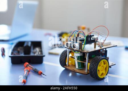 In der Nähe des Roboters Fahrzeug in der Schule Computer Coding Klasse Stockfoto