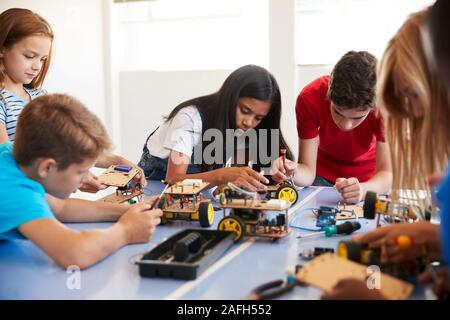 Schüler nach der Schule Computer Coding Klasse Bauen und Programmieren lernen Roboter Fahrzeug Stockfoto