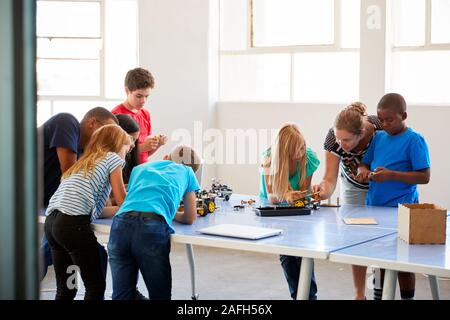 Schüler nach der Schule Computer Coding Klasse Bauen und Programmieren lernen Roboter Fahrzeug Stockfoto