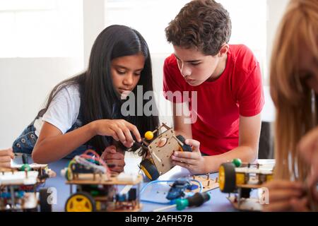 Zwei Schüler nach der Schule Computer Coding Klasse Bauen und Programmieren lernen Roboter Fahrzeug Stockfoto