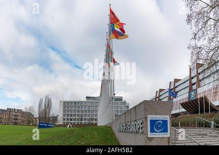 Straßburg, Paris/Frankreich - 14. Dezember, 2019: Blick auf den Europarat in Straßburg mit den Flaggen der Mitgliedstaaten Stockfoto