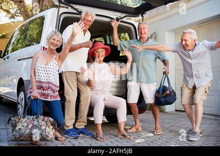 Portrait von Angeregten Senior Freunde laden das Gepäck in den Kofferraum des Autos Zu für Urlaub Stockfoto