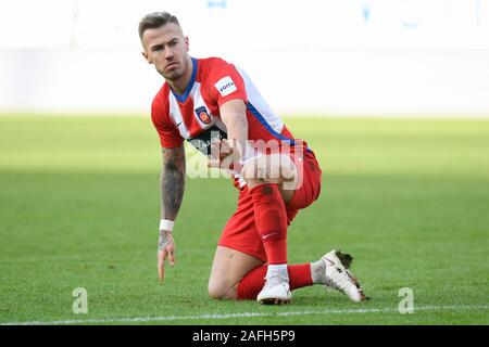 14 Dezember 2019, Baden-Wuerttemberg, Heidenheim: Fussball: 2. Fussballbundesliga, 17. Spieltag, 1.FC Heidenheim - Arminia Bielefeld, Voith-Arena. Niklas Dorsch vom 1. FC Heidenheim gestikulierte Foto: Tom Weller/dpa - WICHTIGER HINWEIS: In Übereinstimmung mit den Anforderungen der DFL Deutsche Fußball Liga oder der DFB Deutscher Fußball-Bund ist es untersagt, zu verwenden oder verwendet Fotos im Stadion und/oder das Spiel in Form von Bildern und/oder Videos - wie Foto Sequenzen getroffen haben. Stockfoto