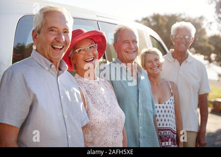 Portrait von älteren Freunden zusammen und stand neben Van im Urlaub Stockfoto