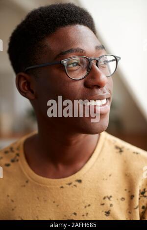 Junger Mann mit Brille im Loft Apartment Stockfoto