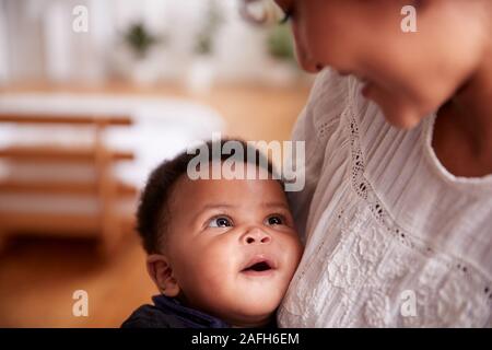 Liebevolle Mutter, neugeborenes Baby zu Hause in Loft Apartment Stockfoto
