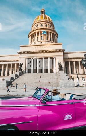 Havanna, Kuba - Oktober 18, 2019: Classic Car Taxi vor dem Kapitol in La Habana Vieja, Kuba, Caribe Stockfoto