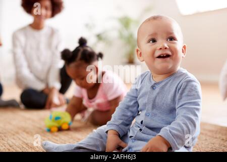 Zwei Mütter treffen für Spielen mit Babys zu Hause in Loft Apartment Stockfoto