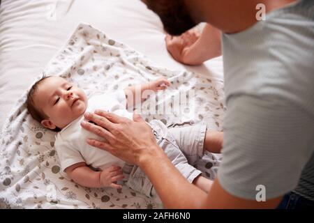 Nahaufnahme des liebenden Vaters liegen Mit neugeborenen Baby im Bett zu Hause in Loft Apartment Stockfoto