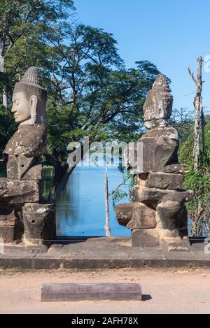 Angkor Thom Südtor Eingang, Siem Reap, Kambodscha bis detail buddhistischen Schnitzereien schließen Stockfoto