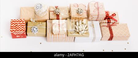 Geschenk oder Boxen und Sterne Konfetti auf weißen Tisch Ansicht von oben. Flach Komposition für Geburtstag, Weihnachten oder der Hochzeit. Stockfoto