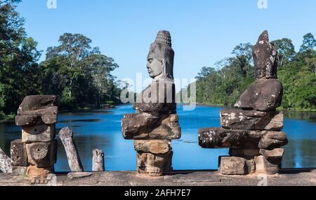 Angkor Thom Südtor Eingang, Siem Reap, Kambodscha bis detail buddhistische Skulpturen Statuen der Götter auf der Brücke in der Nähe Stockfoto