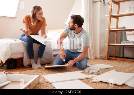 Paar Argument während der Zusammenstellung Selbstmontage Möbel Stockfoto