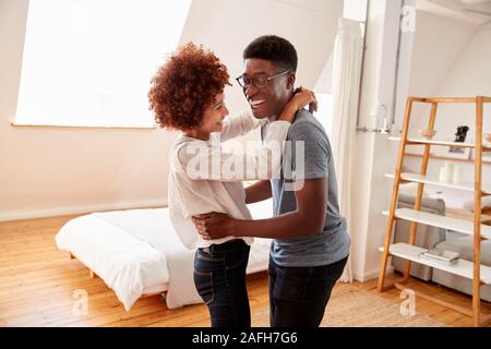 Paar Spaß im neuen Haus zusammen tanzen Stockfoto
