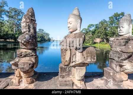 Angkor Thom Südtor Eingang, Siem Reap, Kambodscha bis detail buddhistische Skulpturen Statuen der Götter auf der Brücke in der Nähe Stockfoto