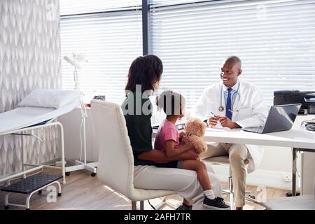 Mutter und Tochter in Absprache mit Arzt im Büro Stockfoto