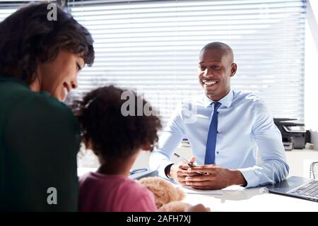 Mutter und Tochter in Absprache mit Arzt im Büro Stockfoto