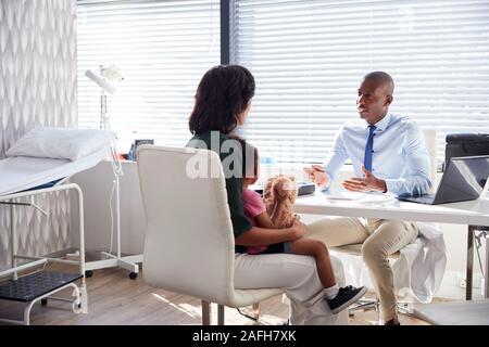 Mutter und Tochter in Absprache mit Arzt im Büro Stockfoto