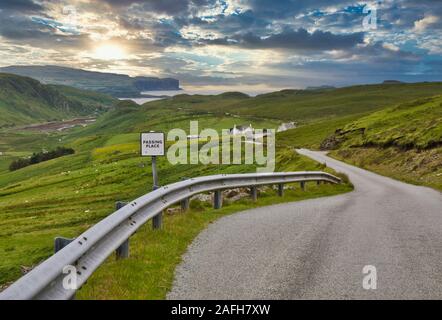 Wegweiser auf einer einspurigen Straße zwischen der Landschaft der abgelegenen Insel Lewis and Harris, Outer Hebrides, Schottland Stockfoto