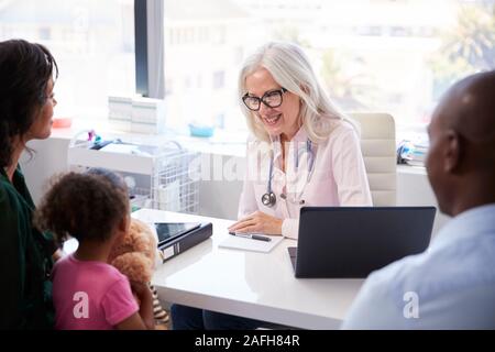 Familie mit Tochter in Absprache mit Arzt im Büro Stockfoto