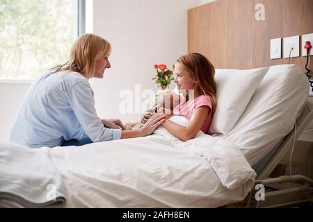 Mutter, Tochter im Bett im Krankenhaus Stockfoto
