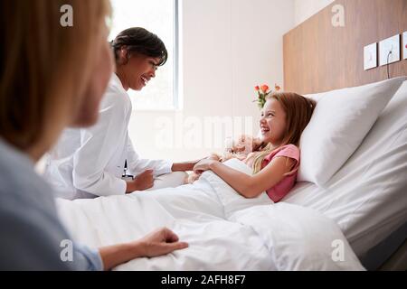 Ärztin, Mutter und Tochter im Bett im Krankenhaus Stockfoto