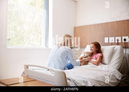 Mutter, Tochter im Bett im Krankenhaus Stockfoto