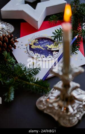 Weihnachtskarte mit brennenden Kerzen in einem Vintage silver Kerzenhalter. Stockfoto