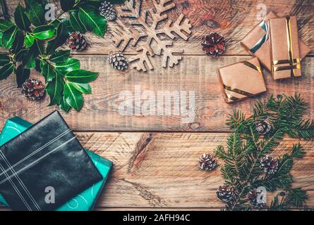 Flach bild Weihnachten Konzept mit Geschenken, Fir Tree Branch, Holz- Snow Star und Tannenzapfen. Kopieren Raum im Zentrum. Stockfoto