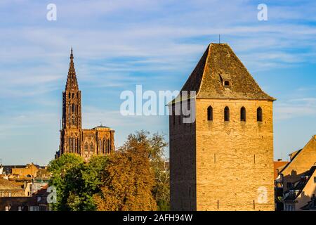 Mittelalterliche Turm der Ponts Couverts, dem historischen Viertel Petite France Innenstadt von Straßburg, und dem Dom im Hintergrund, Frankreich. Stockfoto