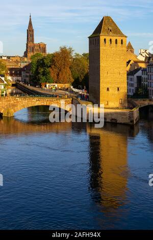 Straßburg iconic Stadtbild. Petite France historischen mittelalterlichen Viertel mit Ill und dem Dom im Hintergrund. Vertikale. Stockfoto