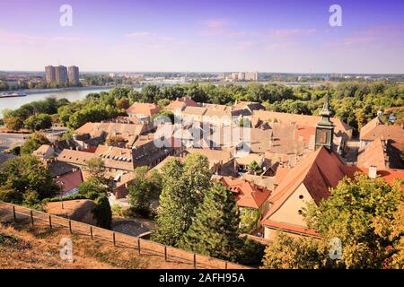 Serbien mit Blick auf die Festung Petrovaradin Altstadt, die Donau und Novi Sad. Abendlicht. Stockfoto