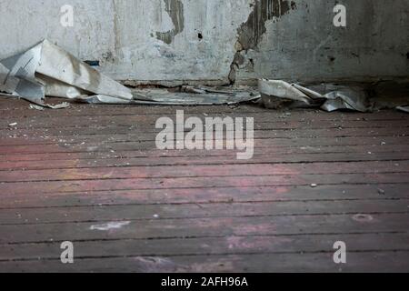 Holzboden in einem verlassenen Haus Stockfoto