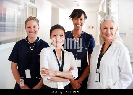 Portrait von weiblichen medizinisches Team stehen im Krankenhaus Flur Stockfoto