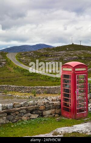 Traditionelle rote Telefonbox in abgelegener Richtung an einer einspurigen Straße auf der Insel Harris, Outer Hebrides, Schottland Stockfoto