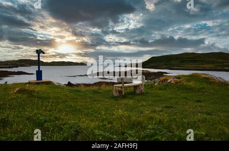 Münzfernrohr vom Atlantischen Ozean an der Küste von Insel Harris, Outer Hebrides, Schottland Stockfoto