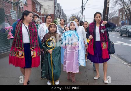 Ecuadorianischen Amerikanern Katholiken März Mitte Dezember die Geburt Jesu zu feiern. Die Kinder sind gekleidet wie Joseph und Maria. Corona, Queens, New York City. Stockfoto