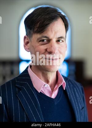 Berlin, Deutschland. 16 Dez, 2019. Dirigent Adam Benzwi bei einer Pressekonferenz im Berliner Ensemble. Der Regisseur und künstlerischer Leiter Kosky Phasen zusammen mit ihm am Berliner Ensemble eine neue Produktion der Dreigroschenoper von Bertolt Brecht und Kurt Weill. Die Premiere gefeiert wird Anfang 2021 sein. Quelle: Bernd von Jutrczenka/dpa/Alamy leben Nachrichten Stockfoto