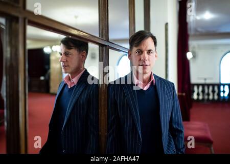 Berlin, Deutschland. 16 Dez, 2019. Dirigent Adam Benzwi bei einer Pressekonferenz im Berliner Ensemble. Der Regisseur und künstlerischer Leiter Kosky Phasen zusammen mit ihm am Berliner Ensemble eine neue Produktion der Dreigroschenoper von Bertolt Brecht und Kurt Weill. Die Premiere gefeiert wird Anfang 2021 sein. Quelle: Bernd von Jutrczenka/dpa/Alamy leben Nachrichten Stockfoto