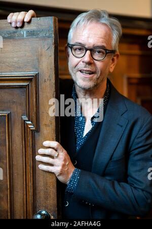 Berlin, Deutschland. 16 Dez, 2019. Oliver Reese, künstlerischer Leiter des Berliner Ensembles, ist bei einer Pressekonferenz im Berliner Ensemble. Geschäftsführer und Künstlerischer Leiter Kosky Inszenierung ist eine neue Produktion der Dreigroschenoper von Bertolt Brecht und Kurt Weill am Berliner Ensemble. Die Premiere gefeiert wird Anfang 2021 sein. Quelle: Bernd von Jutrczenka/dpa/Alamy leben Nachrichten Stockfoto