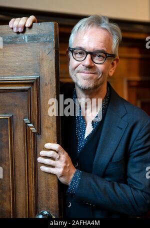 Berlin, Deutschland. 16 Dez, 2019. Oliver Reese, künstlerischer Leiter des Berliner Ensembles, ist bei einer Pressekonferenz im Berliner Ensemble. Geschäftsführer und Künstlerischer Leiter Kosky Inszenierung ist eine neue Produktion der Dreigroschenoper von Bertolt Brecht und Kurt Weill am Berliner Ensemble. Die Premiere gefeiert wird Anfang 2021 sein. Quelle: Bernd von Jutrczenka/dpa/Alamy leben Nachrichten Stockfoto