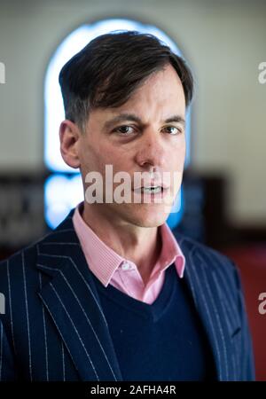 Berlin, Deutschland. 16 Dez, 2019. Dirigent Adam Benzwi bei einer Pressekonferenz im Berliner Ensemble. Der Regisseur und künstlerischer Leiter Kosky Phasen zusammen mit ihm am Berliner Ensemble eine neue Produktion der Dreigroschenoper von Bertolt Brecht und Kurt Weill. Die Premiere gefeiert wird Anfang 2021 sein. Quelle: Bernd von Jutrczenka/dpa/Alamy leben Nachrichten Stockfoto