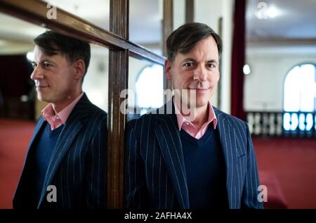 Berlin, Deutschland. 16 Dez, 2019. Dirigent Adam Benzwi bei einer Pressekonferenz im Berliner Ensemble. Der Regisseur und künstlerischer Leiter Kosky Phasen zusammen mit ihm am Berliner Ensemble eine neue Produktion der Dreigroschenoper von Bertolt Brecht und Kurt Weill. Die Premiere gefeiert wird Anfang 2021 sein. Quelle: Bernd von Jutrczenka/dpa/Alamy leben Nachrichten Stockfoto