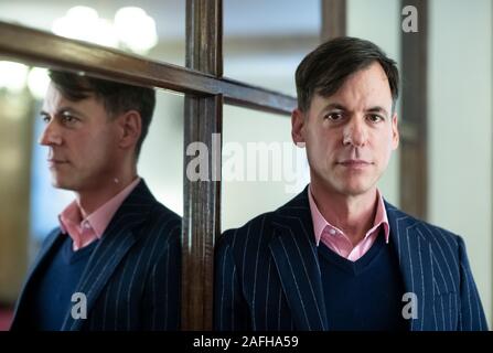 Berlin, Deutschland. 16 Dez, 2019. Dirigent Adam Benzwi bei einer Pressekonferenz im Berliner Ensemble. Der Regisseur und künstlerischer Leiter Kosky Phasen zusammen mit ihm am Berliner Ensemble eine neue Produktion der Dreigroschenoper von Bertolt Brecht und Kurt Weill. Die Premiere gefeiert wird Anfang 2021 sein. Quelle: Bernd von Jutrczenka/dpa/Alamy leben Nachrichten Stockfoto