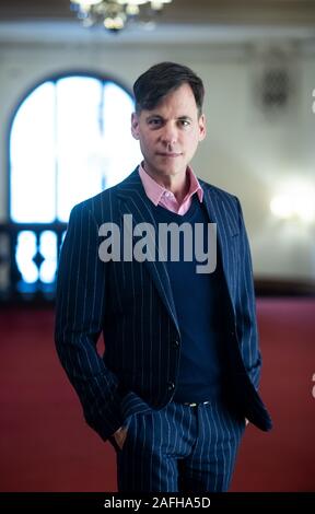 Berlin, Deutschland. 16 Dez, 2019. Dirigent Adam Benzwi bei einer Pressekonferenz im Berliner Ensemble. Der Regisseur und künstlerischer Leiter Kosky Phasen zusammen mit ihm am Berliner Ensemble eine neue Produktion der Dreigroschenoper von Bertolt Brecht und Kurt Weill. Die Premiere gefeiert wird Anfang 2021 sein. Quelle: Bernd von Jutrczenka/dpa/Alamy leben Nachrichten Stockfoto