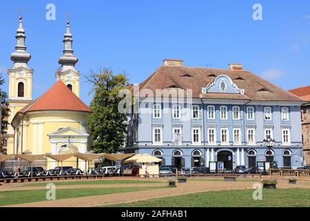 TIMISOARA, Rumänien - 14 AUGUST, 2012: die Menschen besuchen Unirii Platz in Timisoara, Rumänien. Rumänien hatte 7,5 Mio. ausländische Besucher im Jahr 2010. Timisoara ist Stockfoto