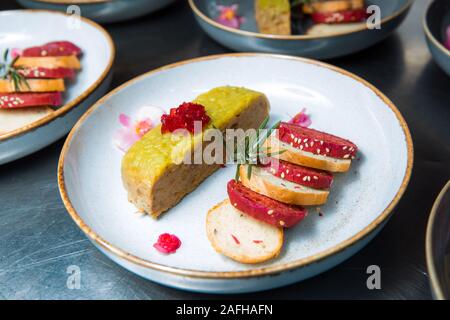 Ente Terrine mit Herbst Obst und Rotwein Gelee. Stockfoto