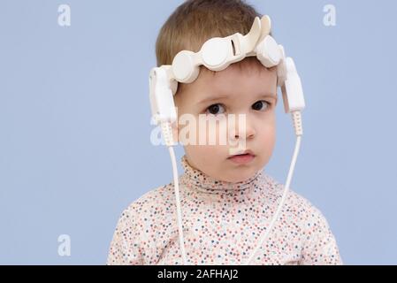 Kind magnetotherapeutic Verfahren im Krankenhaus zu nehmen Stockfoto