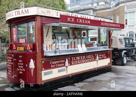 LONDON, Großbritannien - 15 Mai, 2012: Tower Hill Straßenbahn Erfrischungen essen Lkw in London. London ist die bevölkerungsreichste Stadt und Metropolregion der Europäischen U Stockfoto