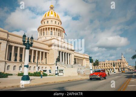 Havanna, Kuba - Oktober 18, 2019: Classic Car Taxi vor dem Kapitol in La Habana Vieja, Kuba, Caribe Stockfoto